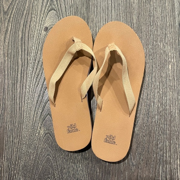 Wild Fable Flip Flop Slippers Arch Support Easy On Casual Beach Brown Size 8 - Picture 1 of 4